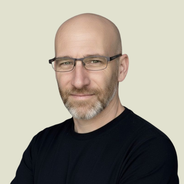 מני צור
שחקן, במאי, כותב ויוצר עם יותר מעשרים שנות ניסיון בתיאטרון ובמדיה. בוגר בית הספר הגבוה לאומנויות הבמה בית צבי. כתב, ביים ומשחק בהצגה הגלימה שלי.